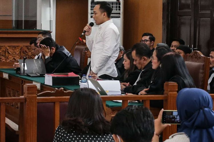 Terdakwa kasus pembunuhan berencana terhadap Nofriansyah Yosua Hutabarat atau Brigadir J, Ricky Rizal minta maaf pada orangtua Bigadir J saat menjalani sidang di Pengadilan Negeri Jakarta Selatan, Rabu (2/11/2022). Sebanyak 12 orang saksi termasuk orangtua Brigadir J dihadirkan Jaksa Penuntut Umum (JPU).