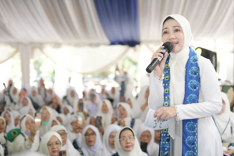 Ketua TP-PKK Provinsi Jawa Barat Atalia Praratya Ridwan Kamil saat menghadiri peringatan Maulid Nabi Muhammad SAW yang diselenggarakan pengurus wilayah Badan Kontak Majelis Taklim (BKMT) di Bekasi Islamic Centre, Kota Bekasi, Kamis (20/10/2022).