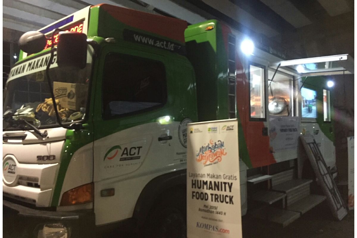 Humanity Food truck act di flyover Cililitan, Jakarta Timur, Kamis (23/5/2019).