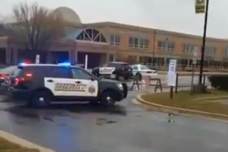 Polisi tengah berjaga di depan SMA Great Mills di Maryland, Amerika Serikat Selasa (20/3/2018). Dilaporkan terdapat korban luka dalam penembakan ke-16 di sekolah AS sepanjang 2018 ini.