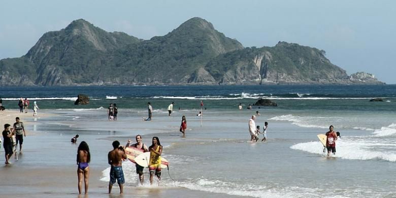 Pantai Pulau Merah di Banyuwangi, Jawa Timur, kini menjadi tujuan wisata surfing baru. Pemerintah Kabupaten Banyuwangi memperkenalkan pantai tersebut lewat kompetisi surfing internasional, Jumat (23/5/2014).