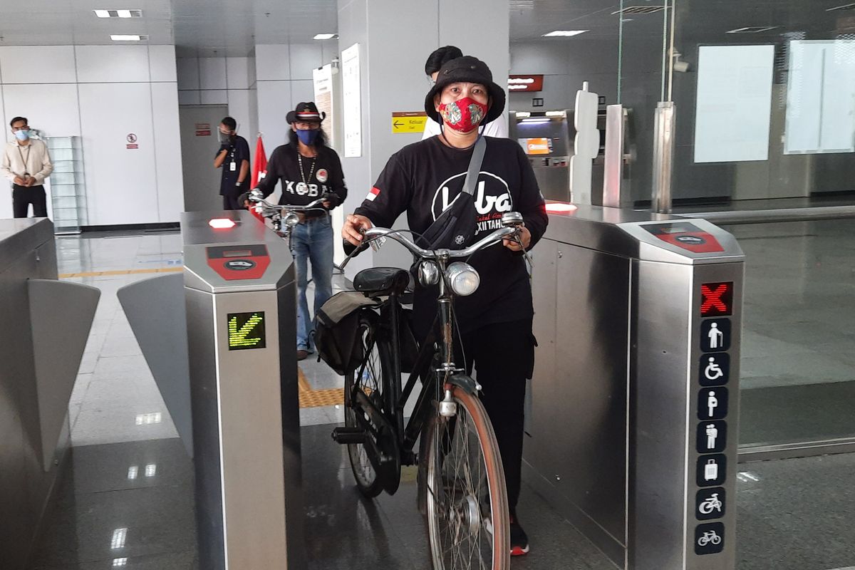 PT LRT Jakarta melayani penumpang dengan sepeda untuk kereta LRT rute Stasiun Pegangsaan Dua-Stasiun Velodrome mulai hari ini, Rabu (24/3/2021).