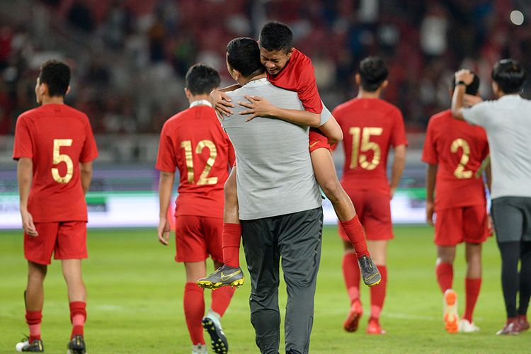 Pesepak bola Timnas Indonesia U-16 Ruy Arianto (tengah) meluapkan ekspresi saat digendong ofisial usai melawan Timnas Cina U-16 pada laga kualifikasi Piala AFC U-16 2020 di Stadion Gelora Bung Karno (GBK) Senayan, Jakarta, Minggu (22/9/2019). Pertandingan berakhir imbang dengan skor 0-0.