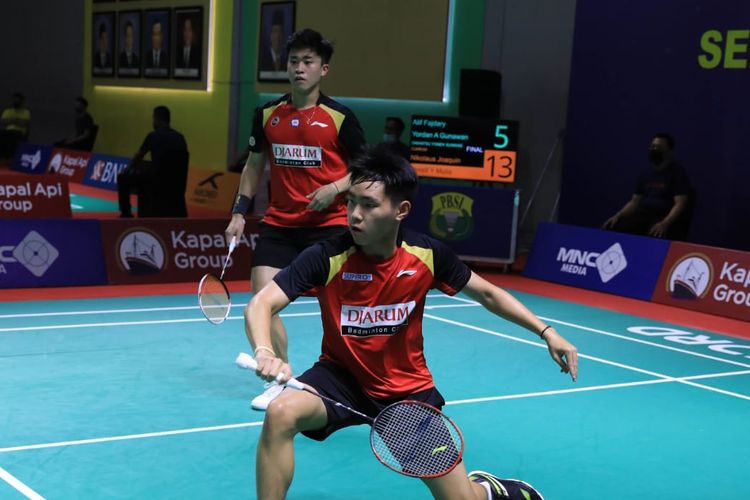 Ganda putra PB Djarum, Nikolaus Joaquin/Verrel Yustin Mulia, menjadi juara Seleknas PBSI 2022 usai mengalahkan Alif Fajdary/Yordan Alexander Gunawan (Candra Wijaya Banten) dengan skor 21-10, 21-16 di Pelatnas PBSI, Jakarta Timur, Rabu (21/12/2022). 
