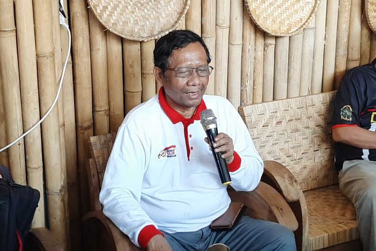 Mantan Ketua Mahkamah Komstitusi (MK) Mahfud MD saat memberikan keterangan kepada wartawan di Cafe De Tambir, Kotagede, Yogyakarta, Minggu (15/9/2019). 