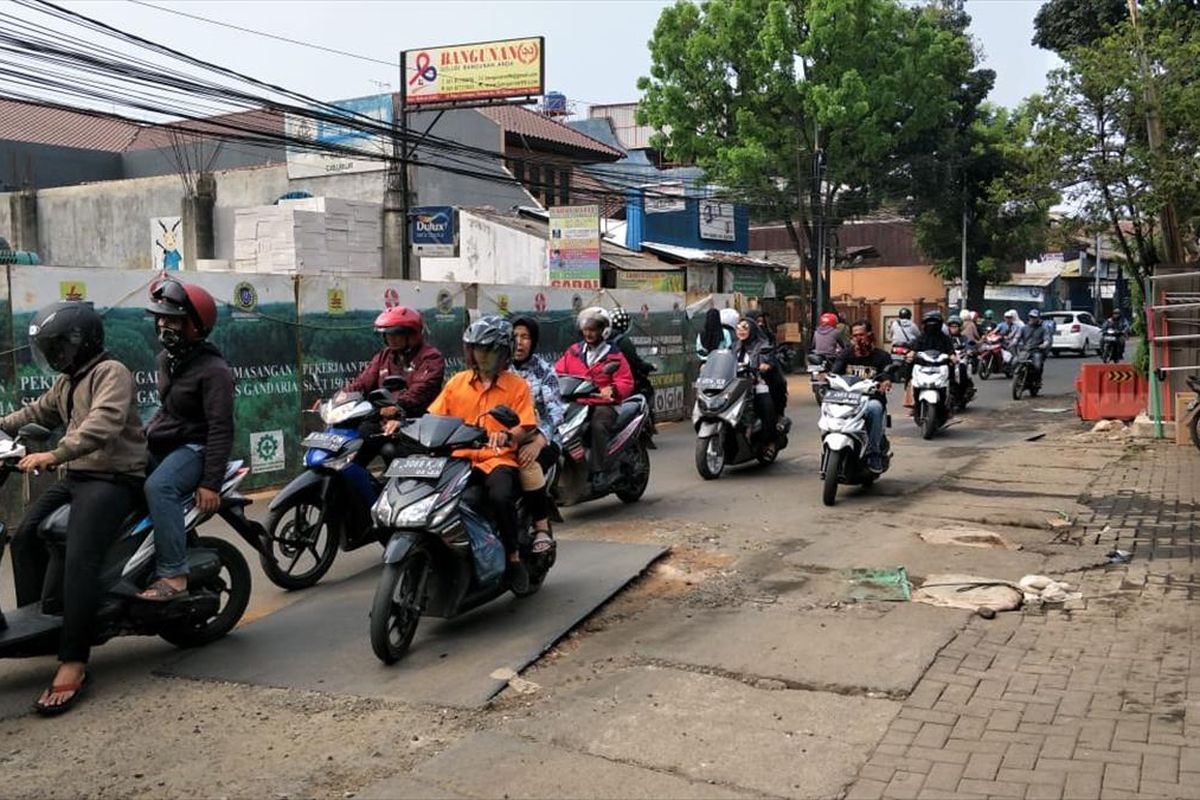 Ada Galian Kabel, Jalan Lapangan Tembak, Cibubur, Jakarta Timur Rusak dan Sebabkan Macet, Jumat (5/7/2019).