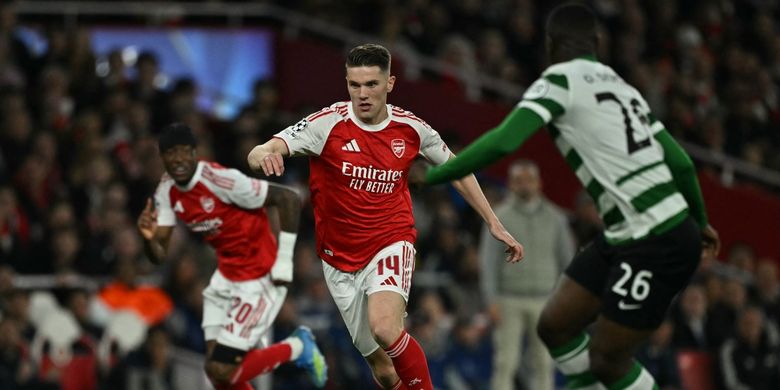 Striker Arsenal, Viktor Gyokeres, berlari membawa bola pada laga leg kedua perempat final Liga Champions antara Arsenal dan Sporting Lisbon di Stadion Emirates di London utara pada 15 April 2026.