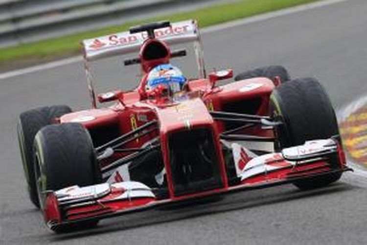 Pebalap Ferrari asal Spanyol, Fernando Alonso, memacu mobilnya di Sirkuit Spa-Francorchamps, pada sesi latihan pertama GP Belgia, Jumat (23/8/2013).