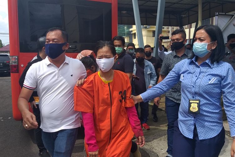 Romiati Wulan Sari (25) babysitter yang melakukan rekayasa penculikan untuk meminta uang tebusan kepada majikannya saat diamankan di Polda Sumatera Selatan, Kamis (16/4/2020).