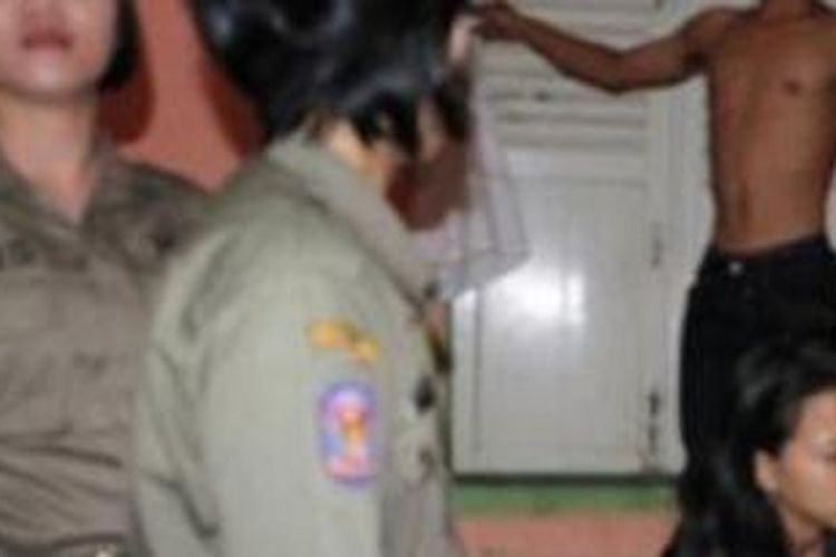 De dan Fa tak sempat kenakan pakaian mereka ketika petugas datang melakukan penggerebekan di sebuah tempat penginapan di Kota Sekayu Sumsel.