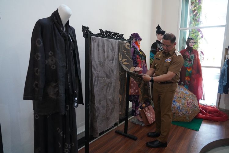 Pj wali Kota Batu, Aries Agung Paewai saat melihat salah satu stan batik beberapa waktu lalu. 