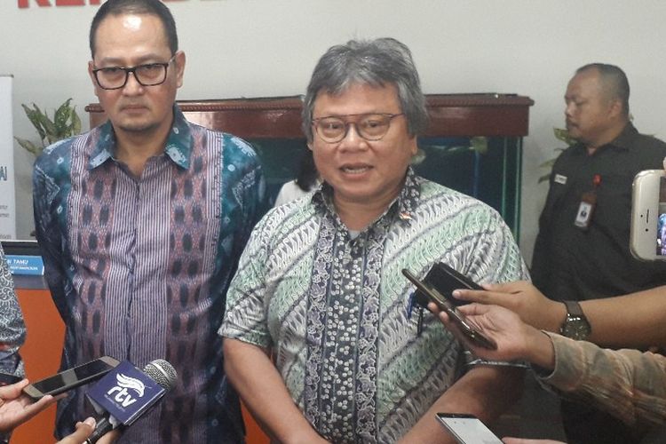 Anggota Ombudsman RI Alvin Lie (kanan), Dirjen Aplikasi Informatika Kemenkominfo Semuel Abrijani Pamgerapan, dan Anggota Ombudsman RI Alamsyah Saragih (kiri) di Kantor Ombudsman RI, Rabu (28/8/2019).