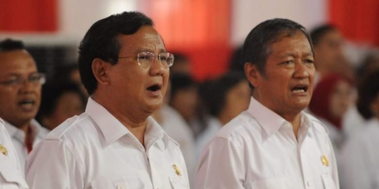 Ketua Dewan Pembina Partai Gerindra Prabowo Subianto didampingi Ketua Umum Partai Gerindra Suhardi (kanan) menghadiri syukuran lolosnya Partai Gerindra menjadi kontestan Pemilu 2014 di Jakarta, Kamis (17/1/2013). Acara dihadiri kader Gerindra dari seluruh Indonesia. 