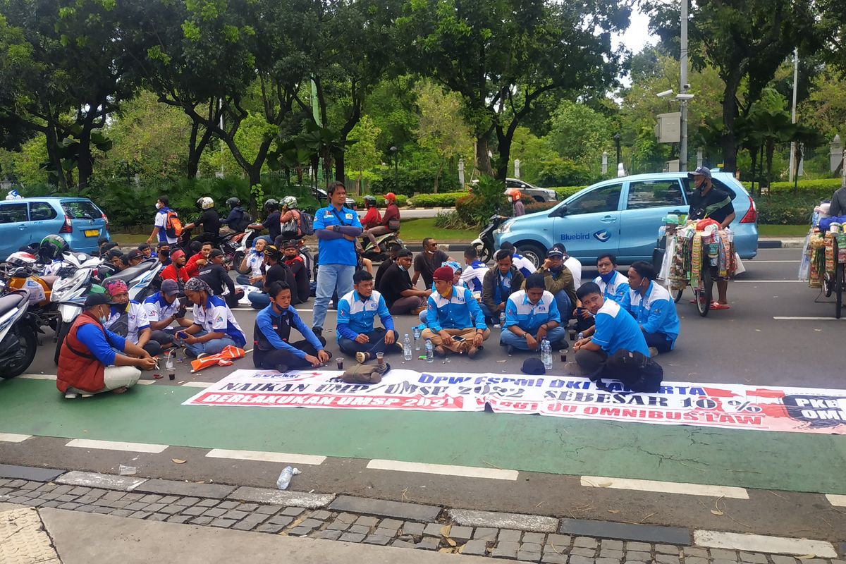 Konfederasi Serikat Pekerja Indonesia (KSPI) DKI Jakarta melakukan unjuk rasa di depan Balai Kota, Jalan Medan Merdeka Selatan, Jakarta Pusat, Rabu (10/11/2021) siang.