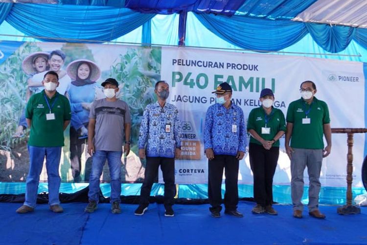 Marketing Leader Seeds Corteva Agriscience Slamet Rahardjo, Kepala Desa Sabrang Zubairi Lufti, Kepala Dinas Pertanian Kab. Jember Ir. Imam Sudarmaji, Sekretaris Kecamatan Ambulu Totok Sudarwanto, Sales Leader Corteva Agriscience Janeley Haryono dan Country Leader Corteva Agriscience Wahyu Indrawanto 

