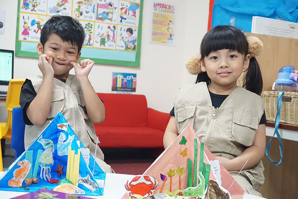 Peserta didik Global Jaya School belajar dengan metode home-based learning berbasis bermain 