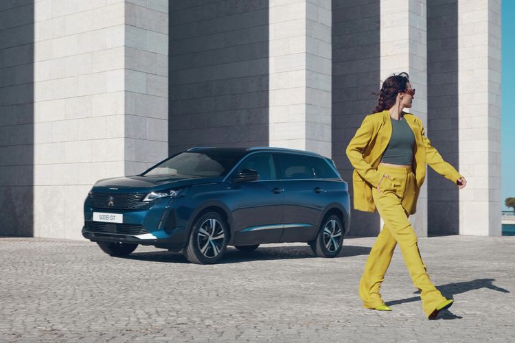 Peugeot 5008 dengan warna Emerald Crystal