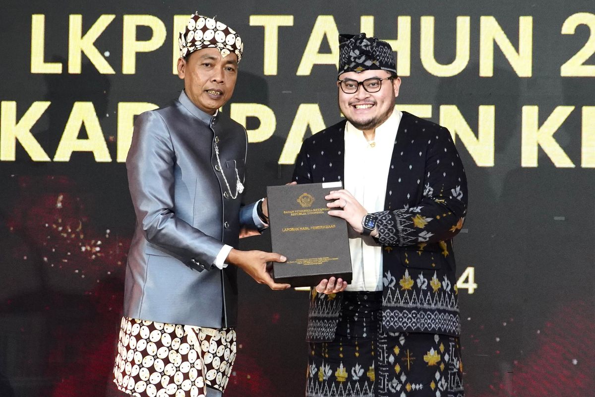Bupati Kediri Hanindhito Himawan Pramana menerima LHP dari Kepala Perwakilan BPK Jawa Timur Karyadi, Kamis (2/5/2024). 
