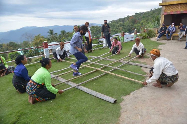 warga di kampung wisata Melo, Kecamatan Mbeliling, Manggarai Barat, NTT mementaskan tarian Kerangkuk Alu kepada tamu untuk pengembangan wisata berbasis budaya. (HANDOUT/BOPLBF)