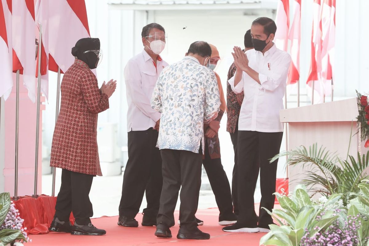 Presiden Jokowi saat meresmikan PSEL di Tempat Pembuangan Akhir (TPA) Benowo, Kota Surabaya bersama Mensos Tri Rismaharini, Menteri ESDM Arifin Tasrif, Gubernur Jatim Khofifah Indar Parawansa, dan Wali Kota Surabaya Eri Cahyadi, serta pejabat terkait, Kamis (6/5/2021).
