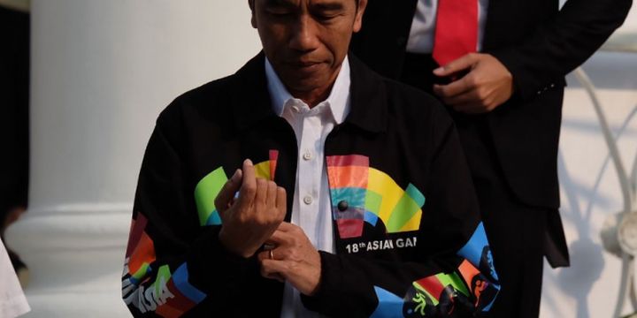 Presiden Joko Widodo mengenakan jaket Asian Games saat bertemu dengan siswa siswi OSIS berprestasi, di Istana Bogor, Kamis (3/5/2018).