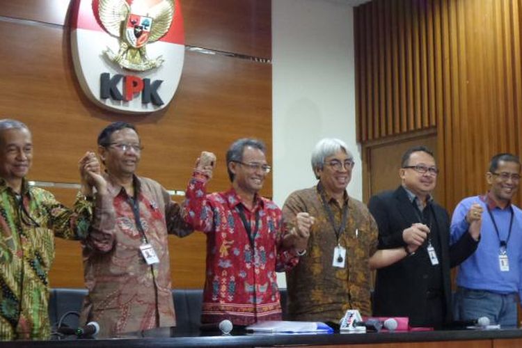 Lima panitia seleksi calon penasihat KPK berfoto seusai mengumumkan dibukanya pendaftaran bagi calon penasihat KPK di Gedung KPK Jakarta, Selasa (7/2/2017).