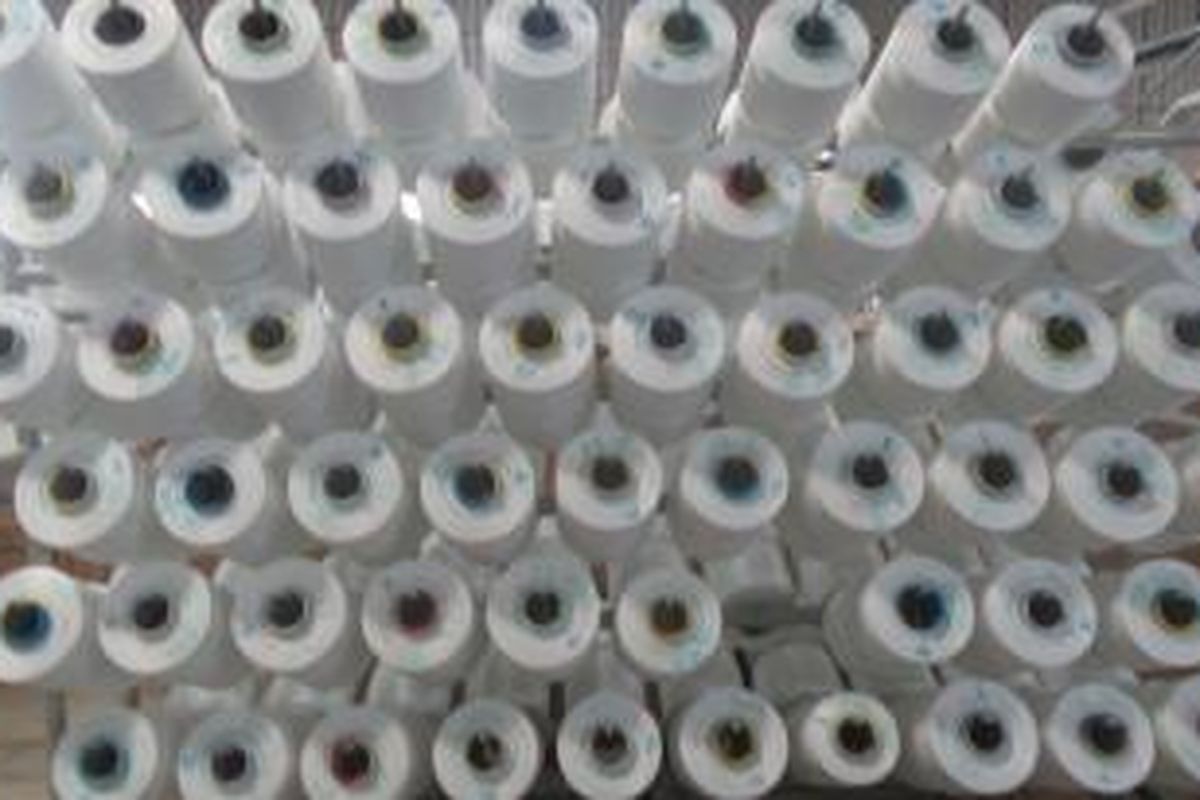 Bahan baku benang sintetis yang akan diolah menjadi tekstil polyester di pabrik PT Trisula Textile Industries, Cimahi, Jawa Barat, Selasa (28/10/2014).