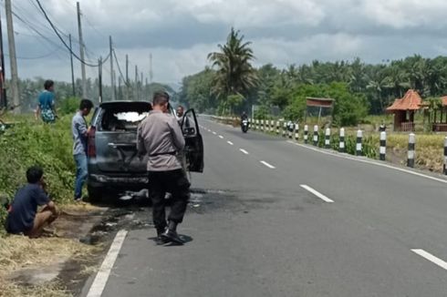 Mobil Berpenumpang 3 Orang Tujuan Bandara YIA Terbakar di Tepi Irigasi