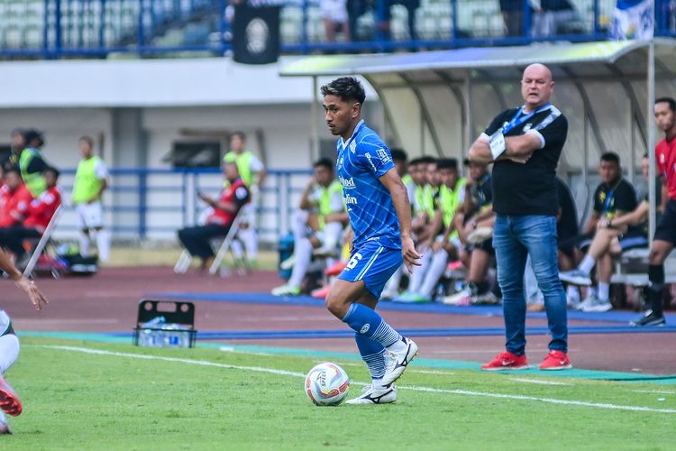 Daisuke Sato wing back kiri Persib yang turut membantu membawa timnya ungguli Persikabo 1973 dengan skor 2-0 dalam pertandingan pekan ke-12 Liga 1 2023-2024, Sabtu (16/9/2023) di Gelora Bandung Lautan Api (GBLA). 