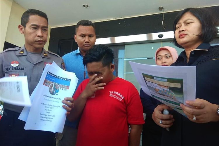DTS (20), pelaku yang menjual istrinya untuk layanan threesome diamankan Polrestabes Surabaya, Rabu (14/8/2019).