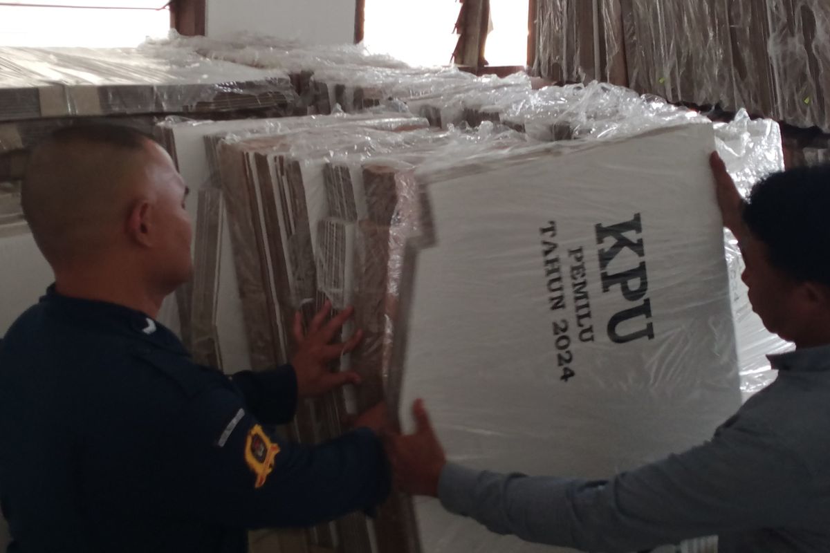 Komisi Pemilihan Umum (KPU) Kota Batu kedatangan 2.430 bilik suara pada Jumat (3/11/2023). Komisi Pemilihan Umum (KPU) Kota Batu kedatangan 2.430 bilik suara pada Jumat (3/11/2023).