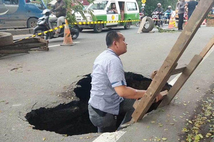 jalan amblas yang mengakibatkan lubang sedalam 2,5 meter di Jalan Daan Mogot, Tanah Tinggi, Benteng, Tangerang