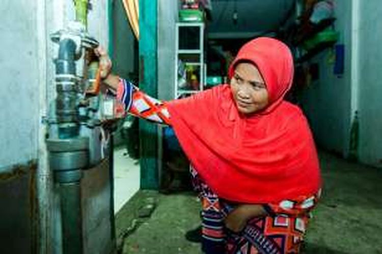 Produsen kue asal Surabaya, Elfa Susanti, menunjukkan pipa gas bumi yang dipasang PGN. Karena gas dari PGN, bisnis Elfa mampu berkembang dan bisa menghemat biaya bahan bakar.