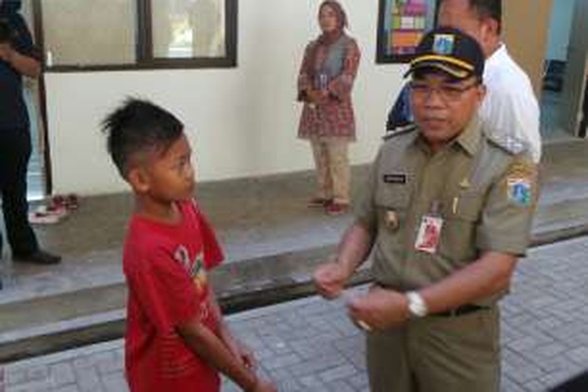 Wakil Wali Kota Jakarta Timur Husein Murad (Kanan Foto) saat meninjau Rusun Pulogebang, Jakarta Timur. Selasa (23/2/2016)