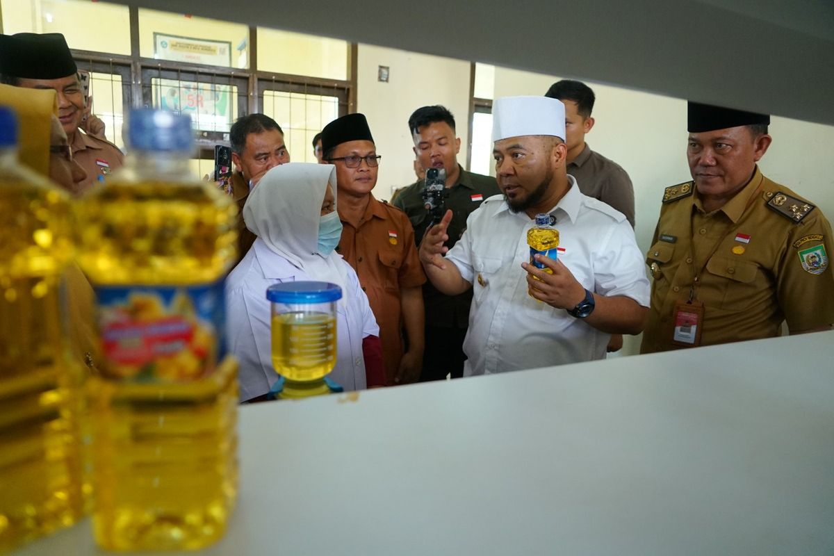 Gubernur Bengkulu, Helmi Hasan, lauching Minyak Goreng Merah Putih buatan siswa SMK
