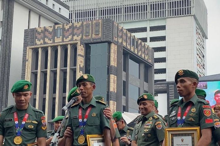 Agus Prayogo (tengah depan mic), prajurit TNI AD yang meraih medali emas di ajang SEA Games 2023, saat konpers di Mabesad, Jakarta, Rabu (24/5/2023).