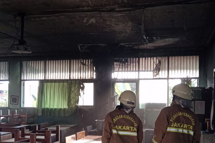 Salah satu kelas di Sekolah Menengah Atas Negeri (SMAN) 34, Pondok Labu, Cilandak, Jakarta Selatan, terbakar pada Senin (31/10/2022) pagi.