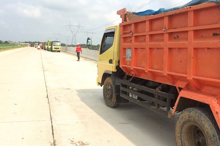 Sebuah truk proyek melintas di ruas jalan Tol Sewaka-Gandulan, Pemalang, Jawa Tengah.