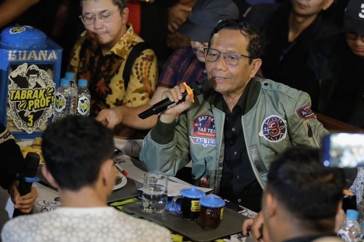 Calon wakil presiden (cawapres) nomor urut tiga, Mahfud MD dalam acara diskusi Tabrak Prof dengan masyarakat di Semarang, Jawa Tengah (Jateng), Selasa (23/1/2024).