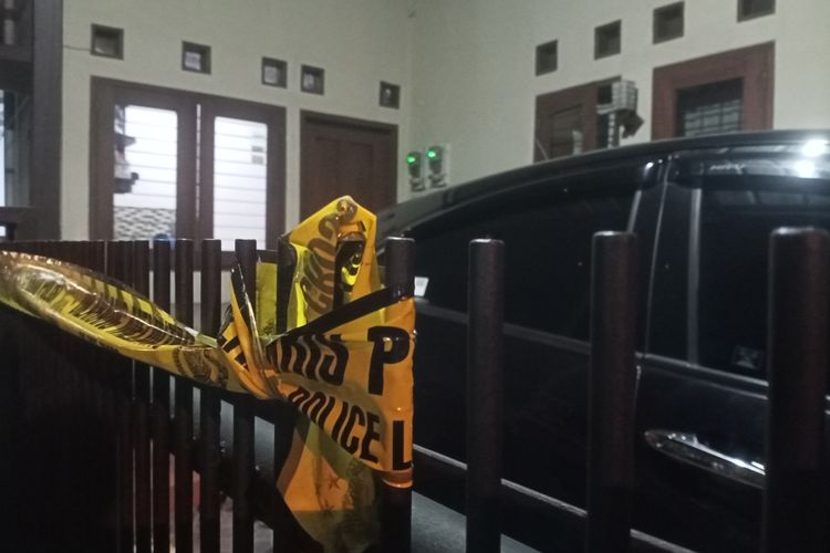 Kondisi rumah korban pembacokan mantan Ketua Komisi Yudisial (KY) di kediamannya di Komplek GBA 2 blok F no. 2 dan blok F-29, Kecamatan Bojongsoang, Kabupaten Bandung, Jawa Barat.