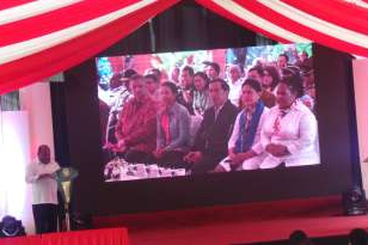 Gubernur Papus Lukas Enembe menyambut kehadiran Presiden  Joko Widodo dan rombongan di Gardu Induk Weina, Jayapura, Papua, Senin (17/10/2016).