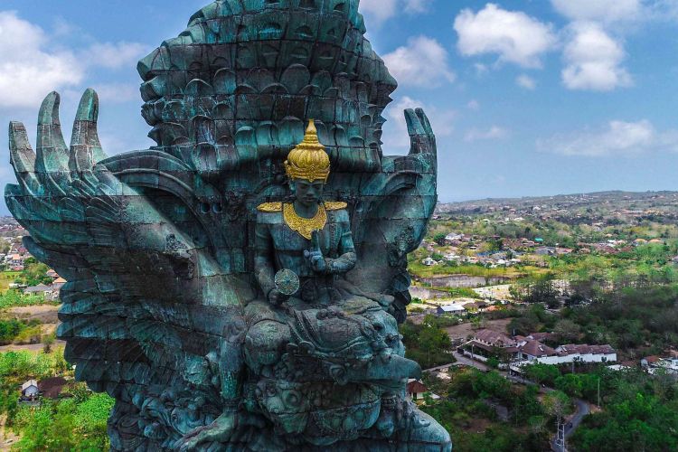 Penampakan Patung Garuda Wisnu Kencana (GWK) dari udara usai diresmikan di Kuta Selatan, Bali, Minggu (25/09/2018). Patung setinggi 121 meter dengan lebar 64 meter tersebut resmi diresmikan dan menjadi patung tertinggi ketiga di dunia.