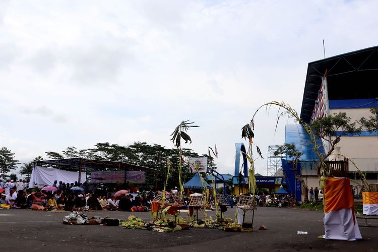 Masyarakat yang beragama Hindu persiapan melakukan Pangruwating Bumi Kanjuruhan pasca tragedi yang terjadi pada pekan ke-11 Liga 1 2022-2023 seusai pertandingan bertajuk Derbi Jawa Timur, Arema FC melawan Persebaya Surabaya di Stadion Kanjuruhan Kepanjen, Kabupaten Malang, Selasa (4/10/2022) siang.