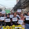 Kompak Berbaju Hitam dan Bentangkan Kertas Savepasarpagi, Pedagang Menolak Dipindah ke Pasar Rejosari