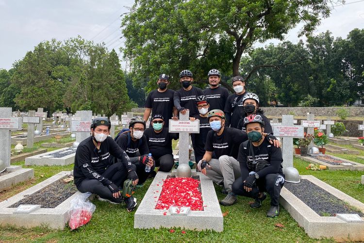 Kami berziarah ke makam pendiri Kompas Gramedia, Bapak Jakob Oetama, di TMP Kalibata, Jakarta Selatan, Minggu (12/9/2021).