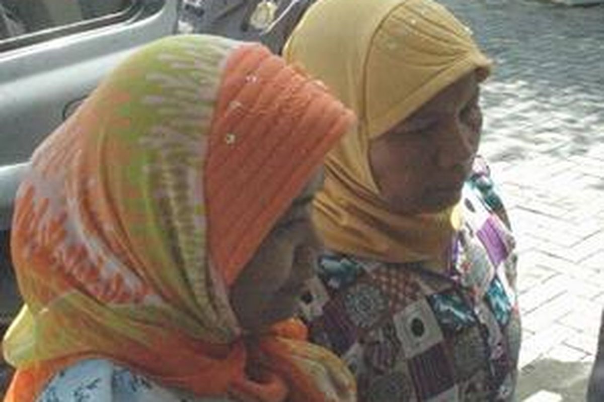 Dawuk (kanan) saat tiba di Mapolsek Megaluh, Jombang