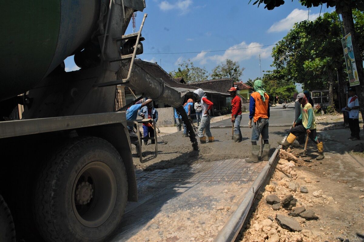 Suasana pembangunan jalan rusak yang melintasi Desa Telawah, Desa Jetis dan Desa Nampu sepanjang Rp 1,8 kilometer, Sabtu (16/4/2022) pagi. Penggarapan jalan Kabupaten dengan betonisasi tersebut digagas seorang Crazy Rich asal Grobogan yang merogoh koceknya Rp 2,8 miliar.