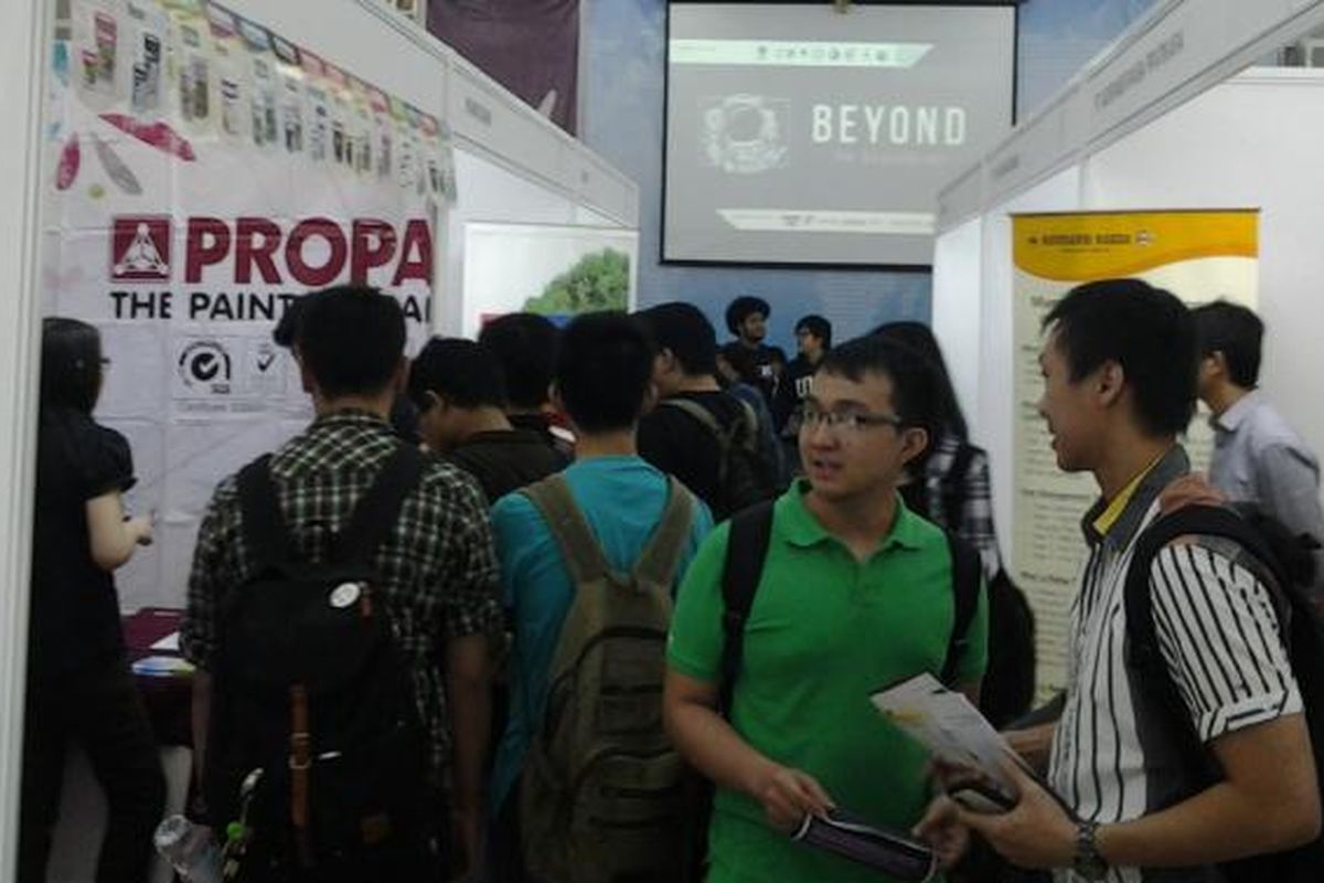 Para peserta antusias mengikuti job fair yang diadakan di gedung Function Hall, kampus Universitas Multimedia Nusantara, Serpong, Rabu (19/3/2014).