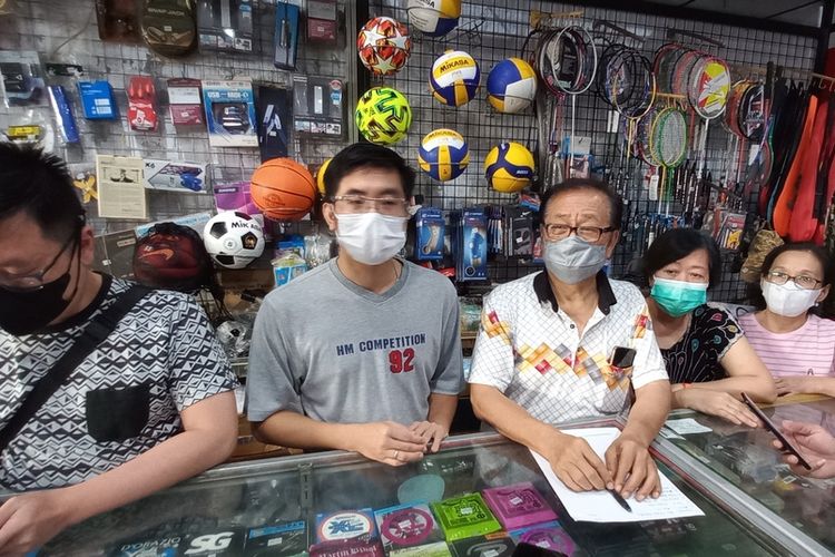 Warga Cihideung, Kota Tasikmalaya, memprotes alat berat kembali masuk tiba-tiba terkait pembangunan proyek Malioboronya Tasikmalaya di Jalan Cihideung dan HZ Mustofa Kota Tasikmalaya, Jawa Barat, senilai total Rp 11 Miliar, Selasa (19/7/2022).