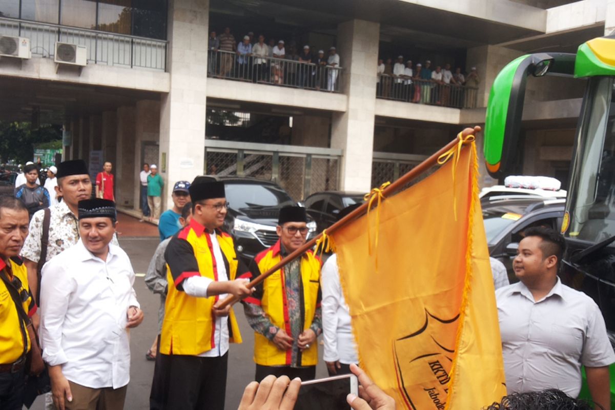 Gubernur terpilih DKI Jakarta Anies Baswedan saat melepas sekitar 1.000 warga Minang yang hendak mudik ke kampung halamannya di Sumatera Barat, Kamis (22/6/2017). Pelepasan dilakukan di halaman Masjid Istiqlal. 